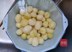 Illustration of how to cook pork belly and braised baby potatoes 2