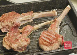 Illustration of how to make pan-fried lamb chops with roasted pumpkin with thyme 8