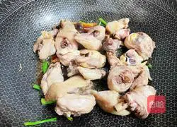 Illustration of how to make fried chicken nuggets with sauce 9