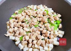 杏鲍菇炒鸡丁的做法图解9
