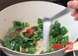 皮蛋炒青椒的做法图解7