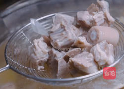 南乳黄豆焖猪尾排骨的做法图解1