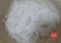 Illustration of how to make fried vermicelli with shrimps 1