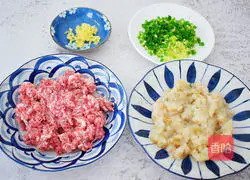 Illustration of how to make shrimp and pork wontons 2