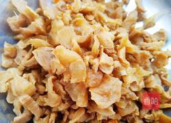 酸菜猪肠粉的做法图解3