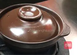 Illustration of how to make leftover claypot rice 10