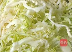 洋白菜炒粉丝的做法图解3