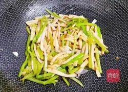 Illustration of how to stir-fry king oyster mushrooms with green pepper 9