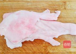 辣椒炒猪皮的做法图解1