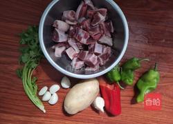 土豆炖鸭腿的做法图解1