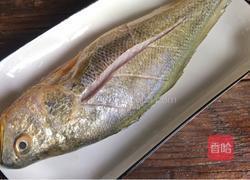 茄汁黄鱼的做法图解1