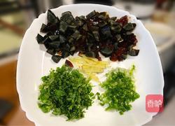 皮蛋瘦肉粥的做法图解3