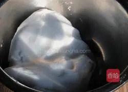 Illustration of how to make leek and egg crystal dumplings 13