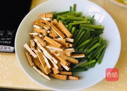 韭菜苔炒豆干的做法图解1