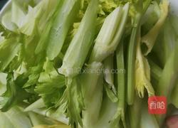 西芹木耳炒肉的做法图解1