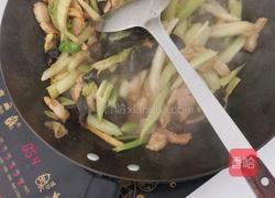 西芹木耳炒肉的做法图解8