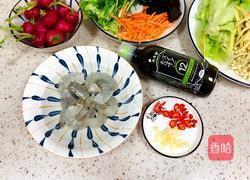 虾仁拌食蔬的做法图解1