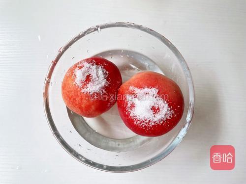桃子用盐搓洗外皮，再用清水洗净