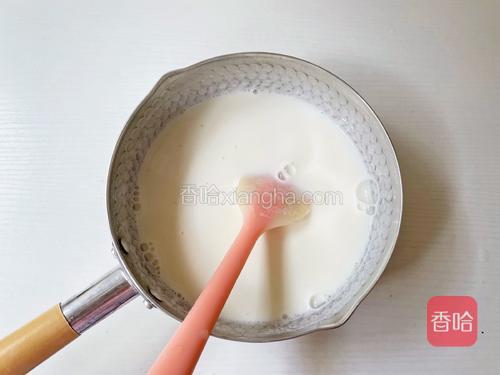 小火煮至吉利丁片融化<br/>