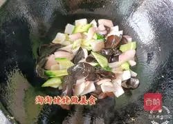 Illustration of how to make scrambled eggs with onions and fungus 6