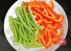 Illustration of how to make fried shredded pork with colored pepper 9