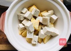 砂锅红烧肉炖豆腐土豆的做法图解2