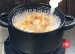 Illustration of how to make tomato, pork blood and meat skin soup 9