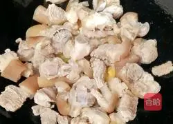 Illustration of how to stew pig's feet with lotus root and peanuts 8