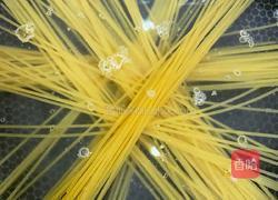 巨奶香!超级好吃的蒜香奶油虾仁意面!的做法图解2