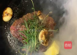 红酒蘑菇酱菲力牛排的做法图解2