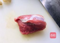 青椒炒过油肉的做法图解1