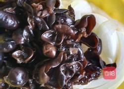 凉拌洋葱木耳的做法图解2