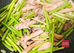 鱿鱼炒蒜薹的做法图解5