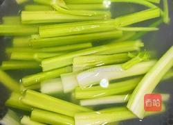 芹菜柿子鸡蛋饼，神仙搭配！的做法图解1