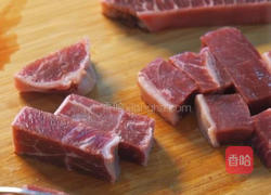 草莓牛肉粒的做法图解1