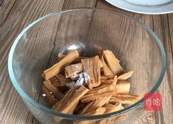 辣椒炒腐竹的做法图解1