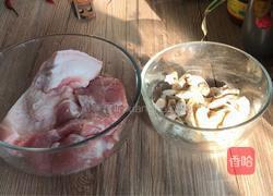 菱角烧肉的做法图解1