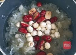红枣银耳莲子羹的做法图解5