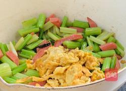 芹菜炒鸡蛋的做法图解11