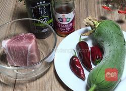 红椒丝瓜炒肉片的做法图解1