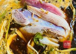 烤带皮蹄蹄和冠利酸菜的做法图解2