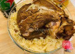 烤带皮蹄蹄和冠利酸菜的做法图解3