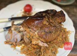 烤带皮蹄蹄和冠利酸菜的做法图解4