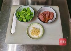 青椒炒红肠的做法图解1