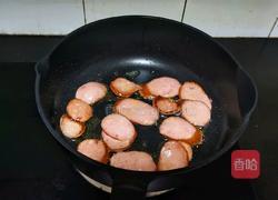 青椒炒红肠的做法图解2