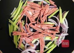 中西合璧低脂低卡|5分钟酸甜咸香炒意粉 深夜食堂风的做法图解1