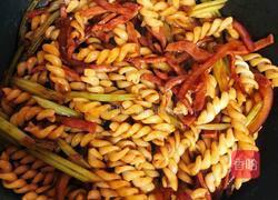 中西合璧低脂低卡|5分钟酸甜咸香炒意粉 深夜食堂风的做法图解8