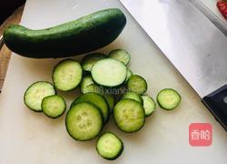 炝拌乳瓜的做法图解1