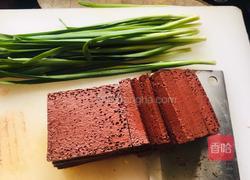 猪血炒韭菜的做法图解1