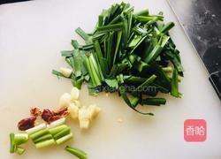 猪血炒韭菜的做法图解2